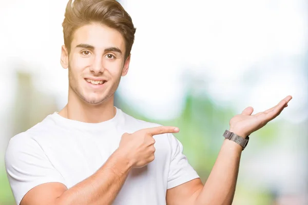 Joven Hombre Guapo Con Camiseta Blanca Sobre Fondo Aislado Asombrado —  Fotos de Stock