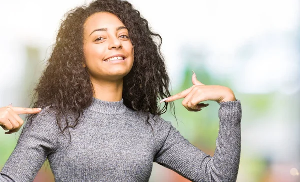 Jeune Belle Fille Aux Cheveux Bouclés Regardant Confiant Avec Sourire — Photo