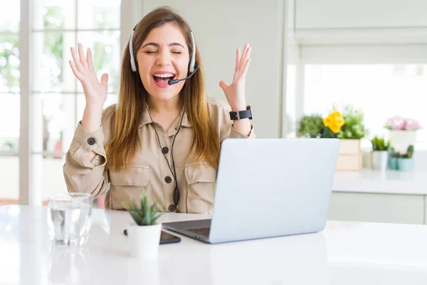 Bella Giovane Donna Operatore Che Lavora Con Computer Portatile Indossa — Foto Stock