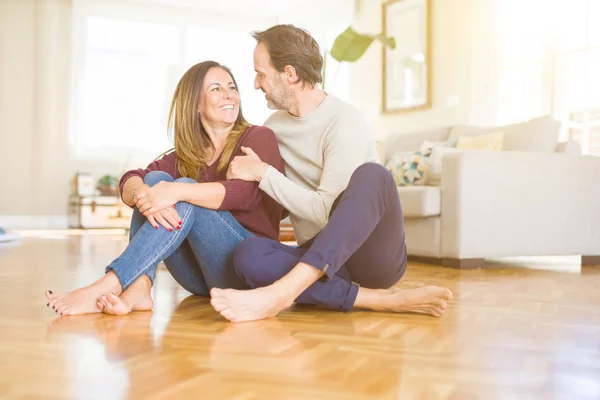 Mooie romantische koppel samen zittend op de vloer thuis — Stockfoto