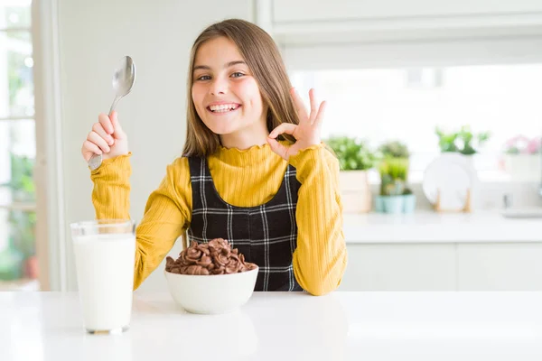 Menina Bonita Criança Comendo Cereais Chocolate Vidro Leite Para Café — Fotografia de Stock