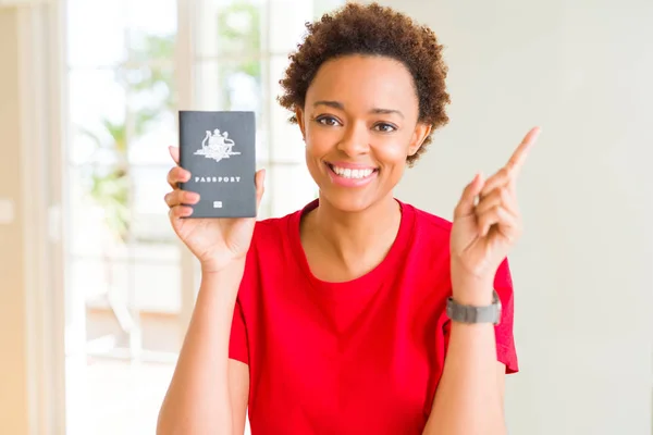 Joven Mujer Afroamericana Con Pasaporte Australiano Muy Feliz Señalando Con — Foto de Stock