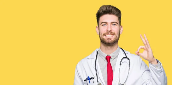 Νέος Ωραίος Γιατρός Άνθρωπος Φορώντας Ιατρική Παλτό Χαμογελώντας Θετική Κάνει — Φωτογραφία Αρχείου