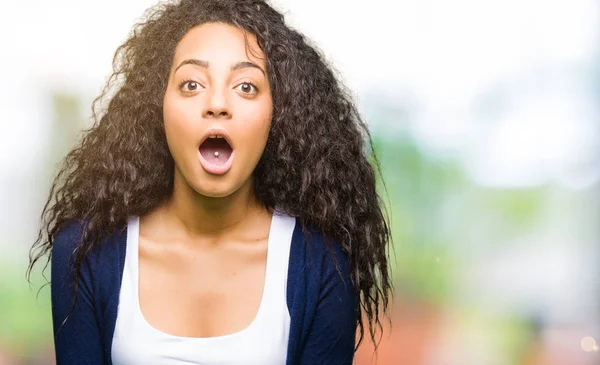 Jeune Belle Fille Aux Cheveux Bouclés Effrayés Choqués Par Expression — Photo