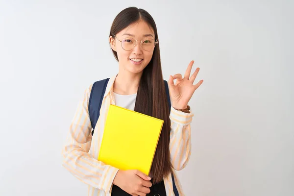 Chinese Student Vrouw Dragen Glazen Rugzak Boek Geïsoleerde Witte Achtergrond — Stockfoto