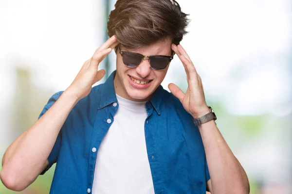 Homem Bonito Jovem Usando Óculos Sol Sobre Fundo Isolado Sofrendo — Fotografia de Stock