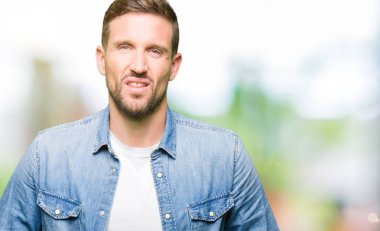 Çünkü mide üzerinde el ile kot ceket giyen sakal ve mavi gözlü yakışıklı adamla hazımsızlık, ağrılı hastalık hasta hissediyor. Ağrısı kavramı.