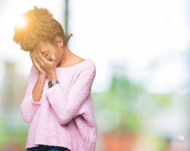 Güzel genç Afro-Amerikan kadın üzerinde gözlük takan arka plan üzgün ifade yüz eller ile ağlayarak süre kapsayan ile izole. Depresyon kavramı.