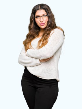 Gözlük mutlu yüz ile gülümseyen giyen genç güzel kadın silah kameraya bakarak geçti. Olumlu bir kişi.