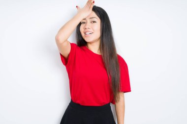 İzole arka plan üzerinde kırmızı t-shirt giyen güzel esmer kadın hata için kafasına el ile şaşırttı, hata hatırlıyorum. Unuttum, kötü bellek kavramı.