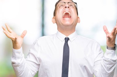 Orta yaş bussines Arap adam gözlüklü üzerinde arka plan deli izole ve deli bağırarak ve agresif ifade ve silah kaldırdı bağırıyor. Hayal kırıklığı kavramı.