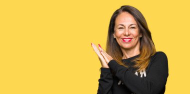 Rock'n roll kazak giyen güzel orta yaş kadın Clapping ve mutlu ve neşeli, gururlu gülümseyen eller birlikte alkış