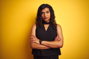 Transseksüel transseksüel zarif iş kadını izole sarı arka plan şüpheci ve sinir üzerinde duran, çapraz kolları ile yüzünde ifade onaylamayan. Negatif kişi.