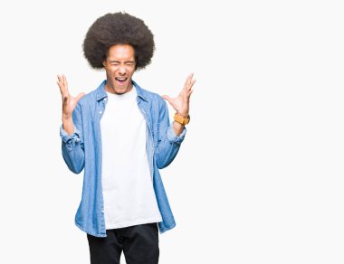 Kızgın ve silah ile başarı için deli afro saç kutluyor ile genç Afro-Amerikan adam kaldırdı ve heyecanlı çığlık gözler kapalı. Kazanan kavramı