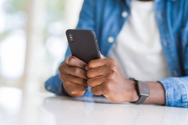 Smarpthone kullanarak Afrika adam elinde yakın çekim