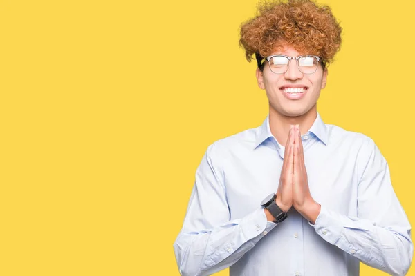 Joven Hombre Negocios Guapo Con Gafas Afro Rezando Con Las —  Fotos de Stock