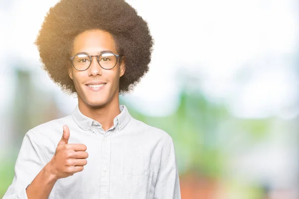 Unga Afroamerikanska Man Med Afro Hår Glasögon Gör Glad Tummen — Stockfoto