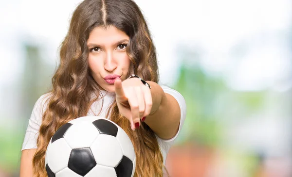 Joven Mujer Adulta Sosteniendo Pelota Fútbol Apuntando Con Dedo Cámara —  Fotos de Stock