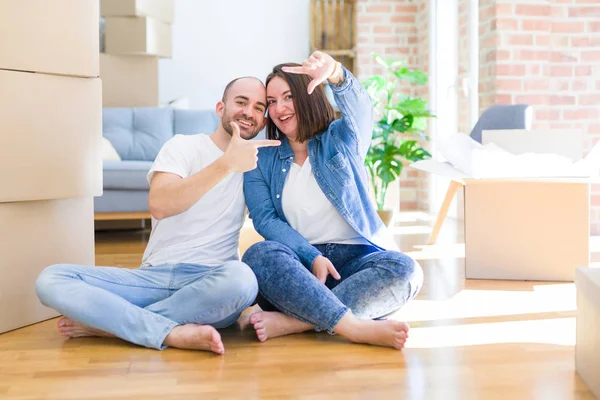 Junges Paar Das Auf Dem Boden Kartons Herum Sitzt Die — Stockfoto