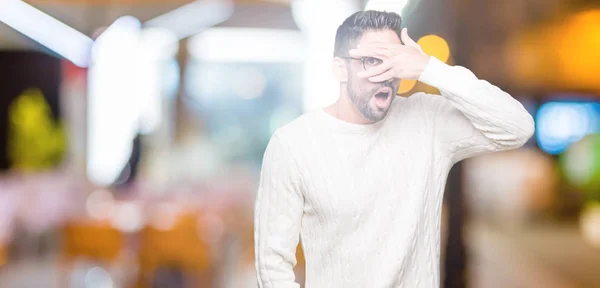 Jovem Homem Bonito Vestindo Óculos Sobre Fundo Isolado Espreitando Choque — Fotografia de Stock