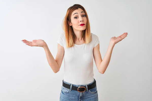 Mulher Ruiva Bonita Vestindo Camiseta Casual Sobre Fundo Branco Isolado — Fotografia de Stock