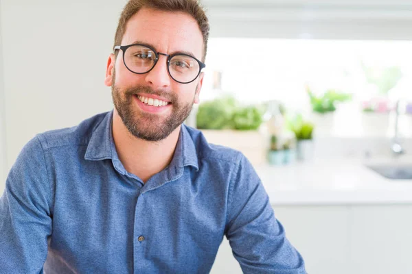 Hombre Guapo Con Gafas Sonriendo Relajado Cámara —  Fotos de Stock