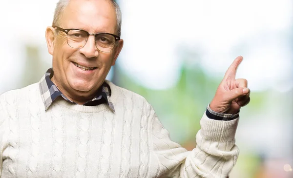 Bonito Homem Sênior Usando Óculos Suéter Inverno Com Grande Sorriso — Fotografia de Stock