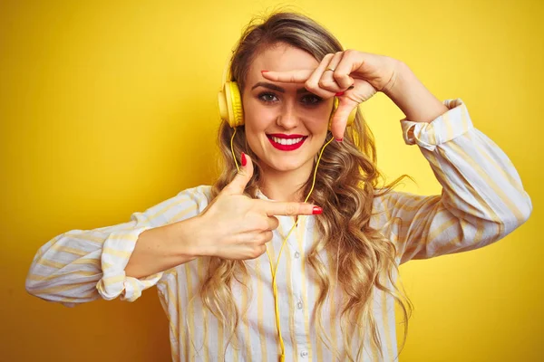 Jovem Mulher Bonita Ouvindo Música Usando Fones Ouvido Sobre Fundo — Fotografia de Stock