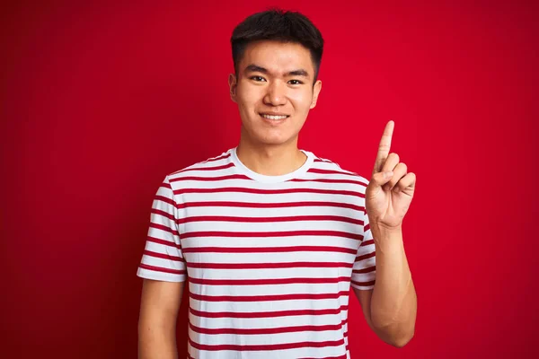 Jovem Asiático Chinês Homem Vestindo Listrado Shirt Sobre Isolado Vermelho — Fotografia de Stock