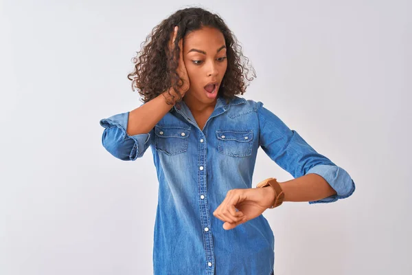 Jovem Brasileira Vestindo Camisa Jeans Sobre Fundo Branco Isolado Olhando — Fotografia de Stock