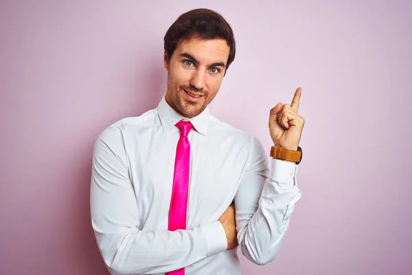 Jonge Knappe Zakenman Dragen Shirt Stropdas Staande Geïsoleerde Roze Achtergrond — Stockfoto