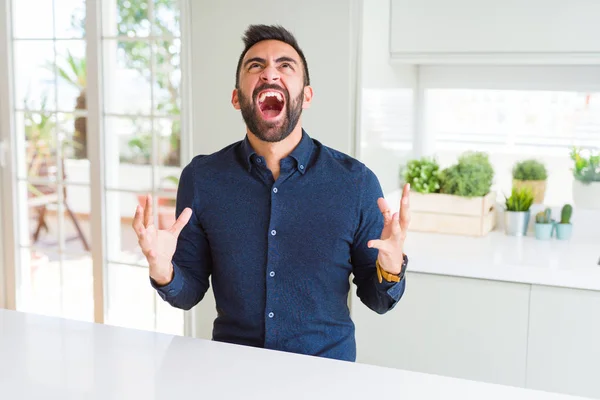 Bello Ispanico Uomo Pazzo Pazzo Urlando Urlando Con Espressione Aggressiva — Foto Stock