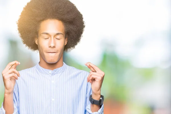 Молодий Афроамериканець Людиною Афро Волосся Посміхаючись Перетину Пальці Надією Закритими — стокове фото