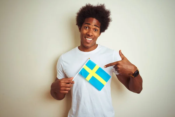Jovem Afro Americano Segurando Bandeira Suécia Sobre Fundo Branco Isolado — Fotografia de Stock