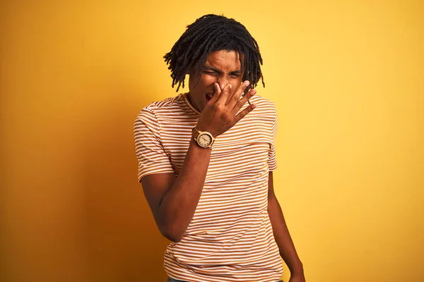 Hombre Afro Con Rastas Con Camiseta Rayas Pie Sobre Fondo — Foto de Stock