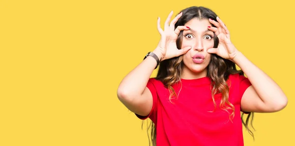 Jeune Belle Femme Portant Shirt Décontracté Essayer Ouvrir Les Yeux — Photo