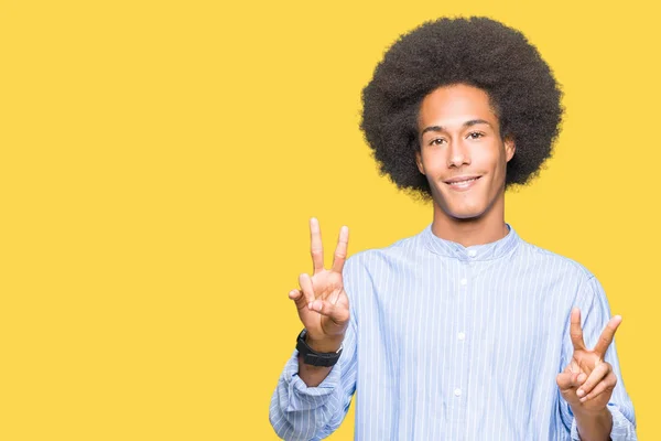 Unga Afroamerikanska Man Med Afro Hår Leende Ser Att Kameran — Stockfoto