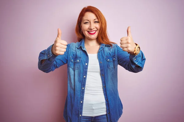 Youg Hermosa Pelirroja Con Camisa Mezclilla Pie Sobre Signo Éxito — Foto de Stock