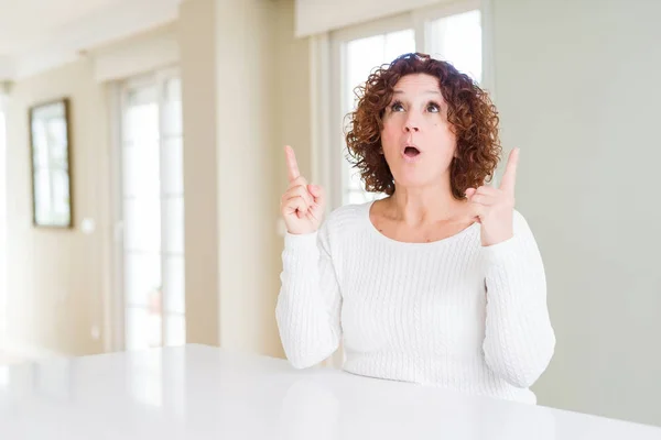 Beautiful Senior Woman Wearing White Sweater Home Amazed Surprised Looking — Stock Photo, Image