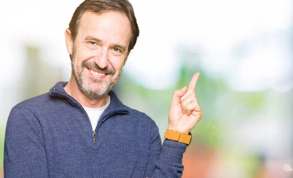 Homem Bonito Meia Idade Vestindo Uma Camisola Com Grande Sorriso — Fotografia de Stock