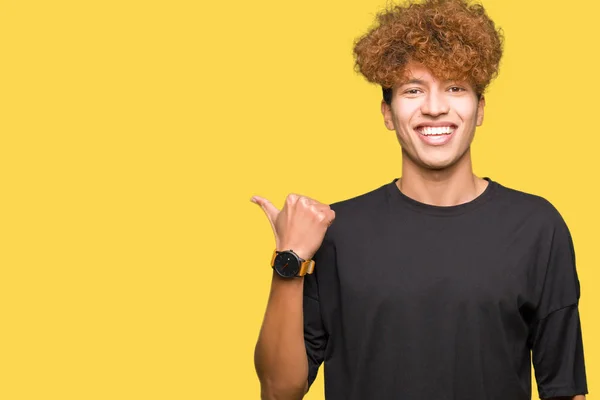 Ung Stilig Man Med Afro Hår Klädd Svart Shirt Leende — Stockfoto