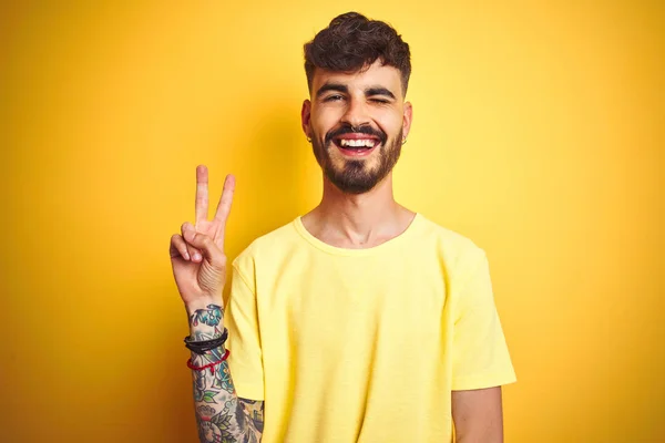 Junger Mann Mit Tätowierung Shirt Der Vor Isoliertem Gelben Hintergrund — Stockfoto