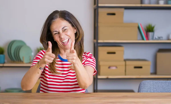 Middelbare Leeftijd Senior Vrouw Zittend Aan Tafel Thuis Wijzende Vingers — Stockfoto