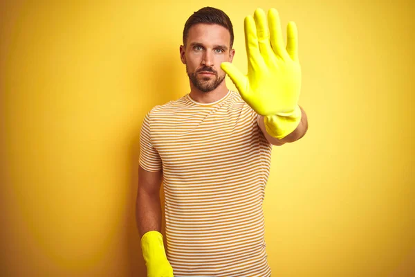 Ung Stilig Man Bär Rengöring Handskar För Hushållsarbete Över Isolerad — Stockfoto