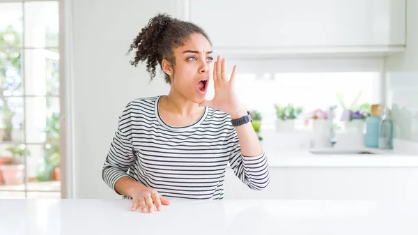 Hermosa Mujer Afroamericana Con Pelo Afro Usando Suéter Rayas Casual —  Fotos de Stock