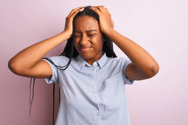 Mujer Afroamericana Joven Con Camisa Rayas Pie Sobre Fondo Rosa —  Fotos de Stock