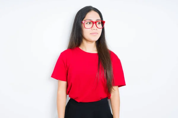 Belle Femme Brune Portant Des Lunettes Rouges Sur Fond Isolé — Photo