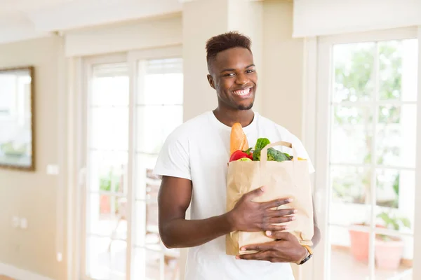 Αφρικανός Αμερικανός Άνθρωπος Κρατώντας Χάρτινη Σακούλα Γεμάτη Από Λαχανικά Χαρούμενο — Φωτογραφία Αρχείου