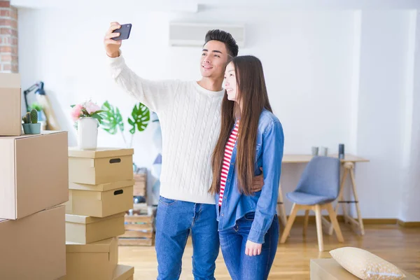 Jovem Casal Asiático Sorrindo Tirando Uma Foto Selfie Com Smartphone — Fotografia de Stock