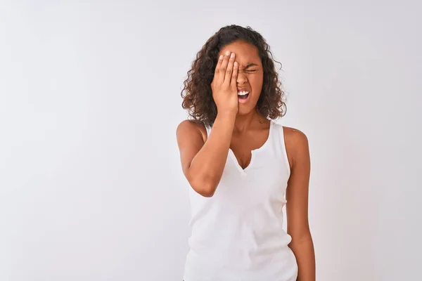 Mujer Brasileña Joven Con Camiseta Casual Pie Sobre Fondo Blanco — Foto de Stock